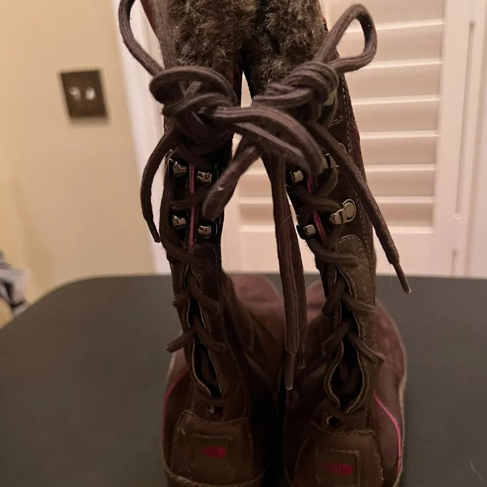 The north face primaloft  lace up suede winter boot brown size 6.5